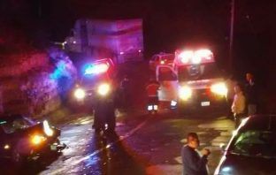Dos muertos y 11 lesionados en accidente de Urvan en Zimapán
