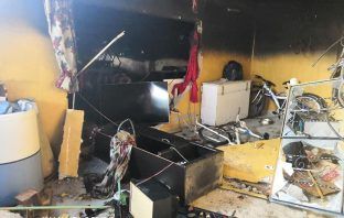 Lanzan pirotecnia a una casa y se incendia, en Apan