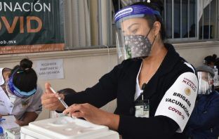 Aplican refuerzo de vacuna a personal de Salud en Hidalgo