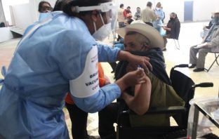 Vacunan a adultos mayores en 7 municipios más de Hidalgo