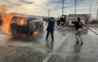 Camioneta se incendia tras chocar con pipa de gas, en Tepeapulco