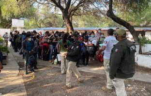 Encuentran dentro de remolque para caballos a 104 migrantes en Hidalgo