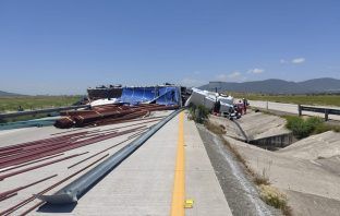 Volcadura de tráiler provoca cierre de Arco Norte, en Hidalgo
