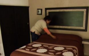 VIDEO Dan 160 mil pesos a recamarera de Tepeji que devolvió dinero