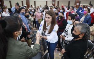Escucha Viggiano peticiones de mujeres en Apan