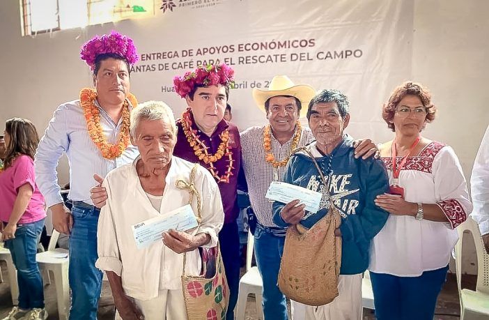 Productores agrícolas de Huazalingo recibieron apoyos económicos