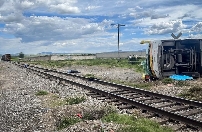 Tres fallecidos y 17 lesionados al ser arrollado autobús por tren en Hidalgo