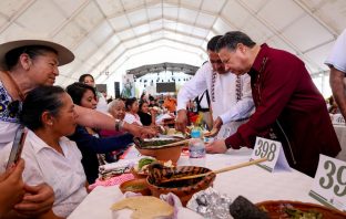 Al acudir como invitado especial a la inauguración de la 43 Muestra Gastronómica de Santiago de Anaya, el titular del Poder Ejecutivo en Hidalgo, enfatizó que este tipo de encuentros contribuyen a la preservación de las tradiciones más arraigadas en la entidad, que al mismo tiempo, generan identidad, sentido de pertenencia, así como la posibilidad de aumentar la oferta turística del estado. En su mensaje, reconoció el ímpetu de las y los participantes: “Cada cocinera que hoy ha traído lo mejor de su repertorio gastronómico es una ganadora y un ganador. Un trabajo muy difícil para las y los juzgadores pues se toman en cuenta rubros como tiempos, ingredientes, originalidad, dentro de todo lo que implica preservar elementos prehispánicos”, manifestó. A nombre de los participantes, la cocinera tradicional Luisa Anaya Pérez, recordó que la tradición gastronómica de este municipio ha sido transmitida de generación en generación, alcanzando el reconocimiento internacional; por lo que exhortó a seguir participando en este tipo de encuentros para mantener vivos estos conocimientos y saberes representativos del Valle del Mezquital. Durante su mensaje, el alcalde de Santiago de Anaya expuso que esta muestra representa el evento gastronómico más importante en el país, pues ha logrado reunir a más de mil 300 cocineras y cocineros, quienes integran en cada platillo su sazón y sus saberes ancestrales. “Este evento tiene lugar el primer fin de semana del mes de abril de cada año, y cada año va creciendo pues reunimos a más cocineras y cocineros; reconozco el trabajo de cocineras como la señora Luisa, quien pone en alto el nombre de Santiago de Anaya”, resaltó. Finalmente, se llevó a cabo un recorrido por los pasillos de la muestra, donde los protagónicos fueron los sabores exóticos que ofrece la flora y fauna de esta región, y que invitan a quienes disfrutan de las experiencias nuevas, a disfrutar de una aventura culinaria.