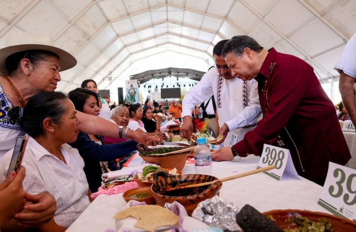 Al acudir como invitado especial a la inauguración de la 43 Muestra Gastronómica de Santiago de Anaya, el titular del Poder Ejecutivo en Hidalgo, enfatizó que este tipo de encuentros contribuyen a la preservación de las tradiciones más arraigadas en la entidad, que al mismo tiempo, generan identidad, sentido de pertenencia, así como la posibilidad de aumentar la oferta turística del estado. En su mensaje, reconoció el ímpetu de las y los participantes: “Cada cocinera que hoy ha traído lo mejor de su repertorio gastronómico es una ganadora y un ganador. Un trabajo muy difícil para las y los juzgadores pues se toman en cuenta rubros como tiempos, ingredientes, originalidad, dentro de todo lo que implica preservar elementos prehispánicos”, manifestó. A nombre de los participantes, la cocinera tradicional Luisa Anaya Pérez, recordó que la tradición gastronómica de este municipio ha sido transmitida de generación en generación, alcanzando el reconocimiento internacional; por lo que exhortó a seguir participando en este tipo de encuentros para mantener vivos estos conocimientos y saberes representativos del Valle del Mezquital. Durante su mensaje, el alcalde de Santiago de Anaya expuso que esta muestra representa el evento gastronómico más importante en el país, pues ha logrado reunir a más de mil 300 cocineras y cocineros, quienes integran en cada platillo su sazón y sus saberes ancestrales. “Este evento tiene lugar el primer fin de semana del mes de abril de cada año, y cada año va creciendo pues reunimos a más cocineras y cocineros; reconozco el trabajo de cocineras como la señora Luisa, quien pone en alto el nombre de Santiago de Anaya”, resaltó. Finalmente, se llevó a cabo un recorrido por los pasillos de la muestra, donde los protagónicos fueron los sabores exóticos que ofrece la flora y fauna de esta región, y que invitan a quienes disfrutan de las experiencias nuevas, a disfrutar de una aventura culinaria.